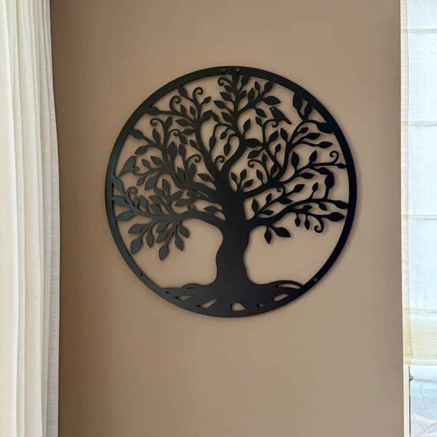 Metalen wanddecoratie levensboom hangt in woonkamer