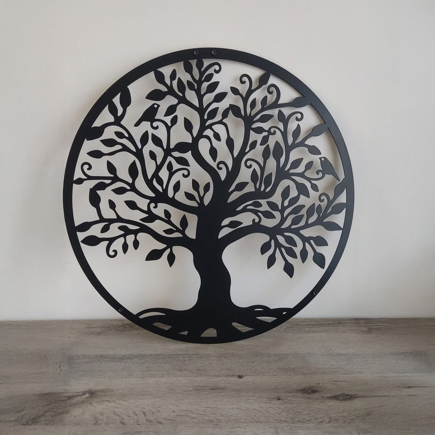 Metalen wanddecoratie staand bij mensen thuis