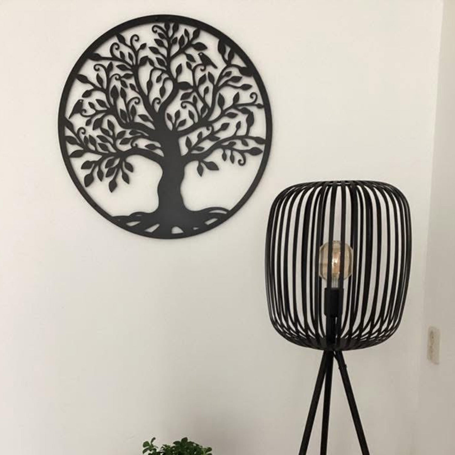 Metalen wanddecoratie hangend in woonkamer