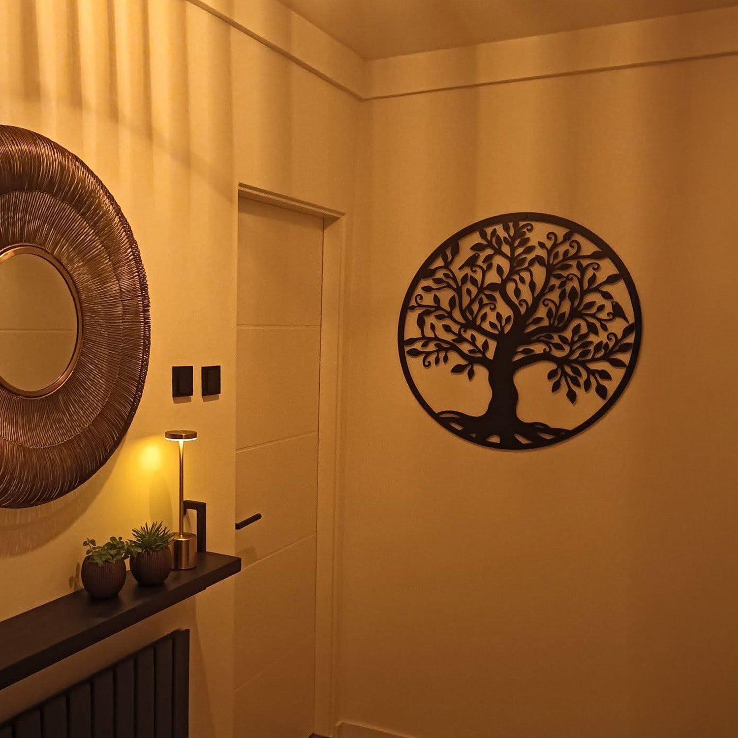 Metalen wanddecoratie hangend in hal
