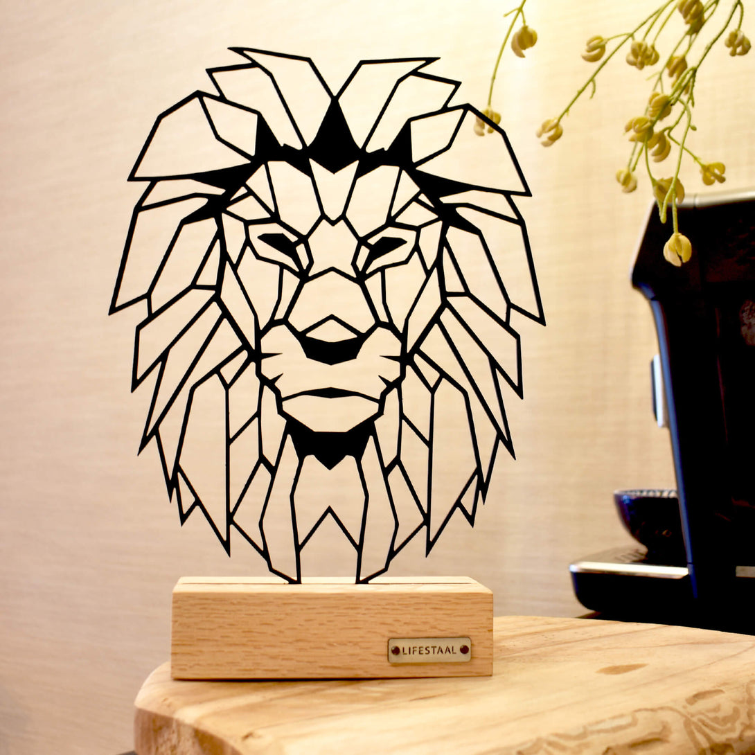 Ornament op houten voet - Leeuw - Lifestaal