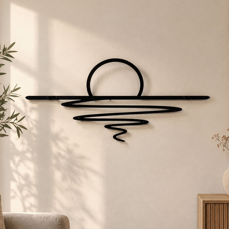 Metalen wanddecoratie Zonsondergang: zwarte lijntekening van een zon boven het water op een lichte muur